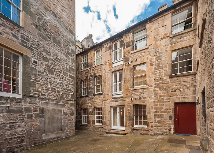 The Edmonstone\'S Close Residence