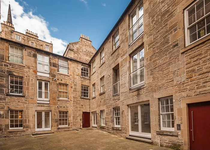 The Edmonstone\'S Close Residence